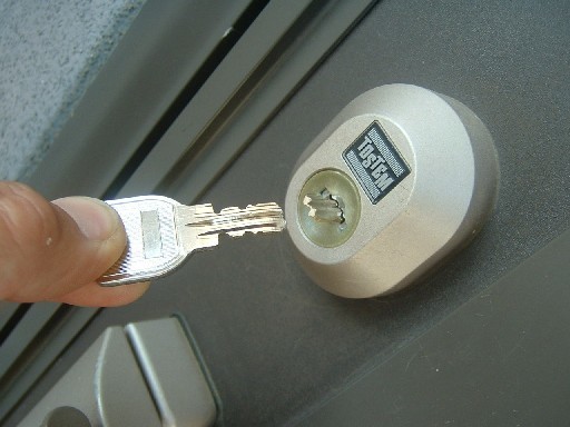 鍵穴内に折れカギ